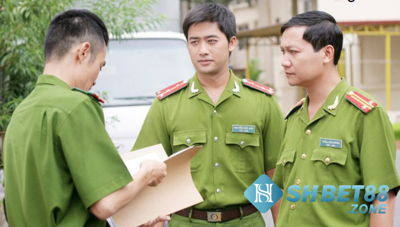 Nằm mơ thấy công an là điềm báo gì? Đánh số mấy? 7 Mơ thấy cảnh sát giao thông kiểm tra giấy tờ của mình