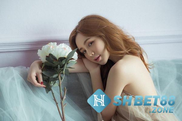 Nằm mơ thấy người nổi tiếng đánh con gì? Điềm lành hay dữ? 6 Mộng thấy mình chụp ảnh với người nổi tiếng